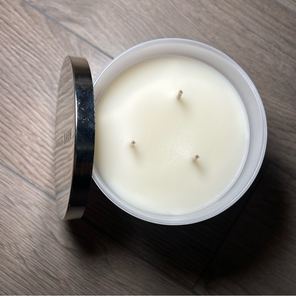 New Bath & Body Works 3-Wick Candle in Snowflakes & Cashmere - Picture 4 of 4